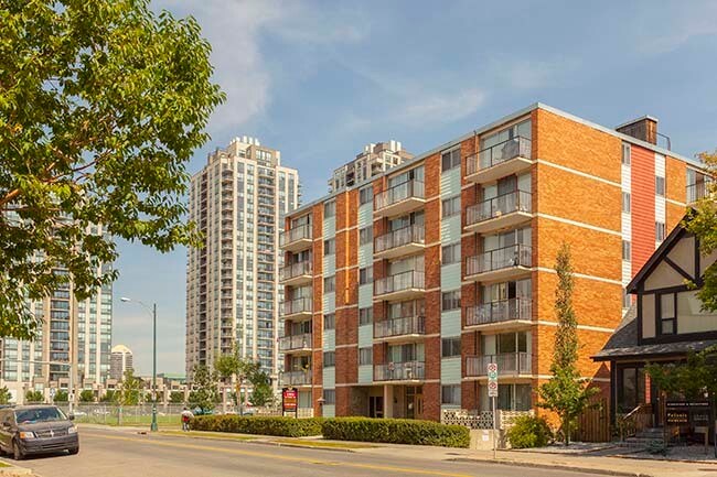 Camelot Suites in Calgary, AB - Building Photo