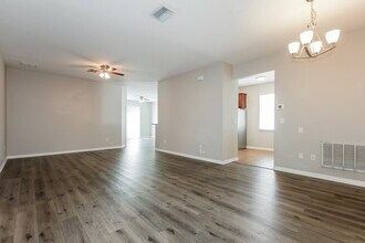 511 Stone Briar Dr in Ruskin, FL - Building Photo - Building Photo
