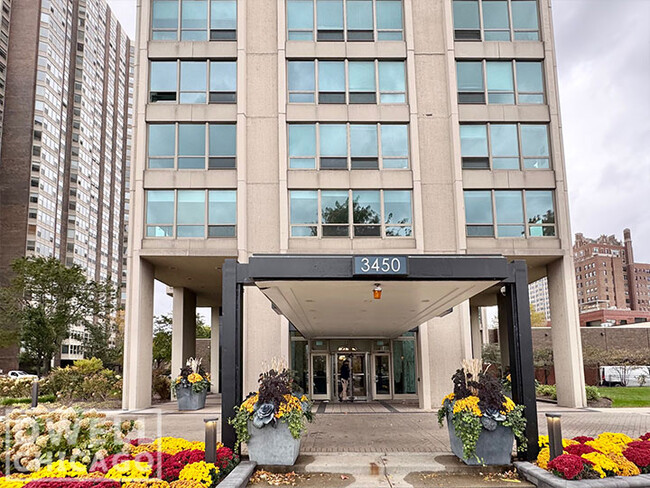 3440 N Lake Shore Dr, Unit 2 in Chicago, IL - Building Photo - Building Photo