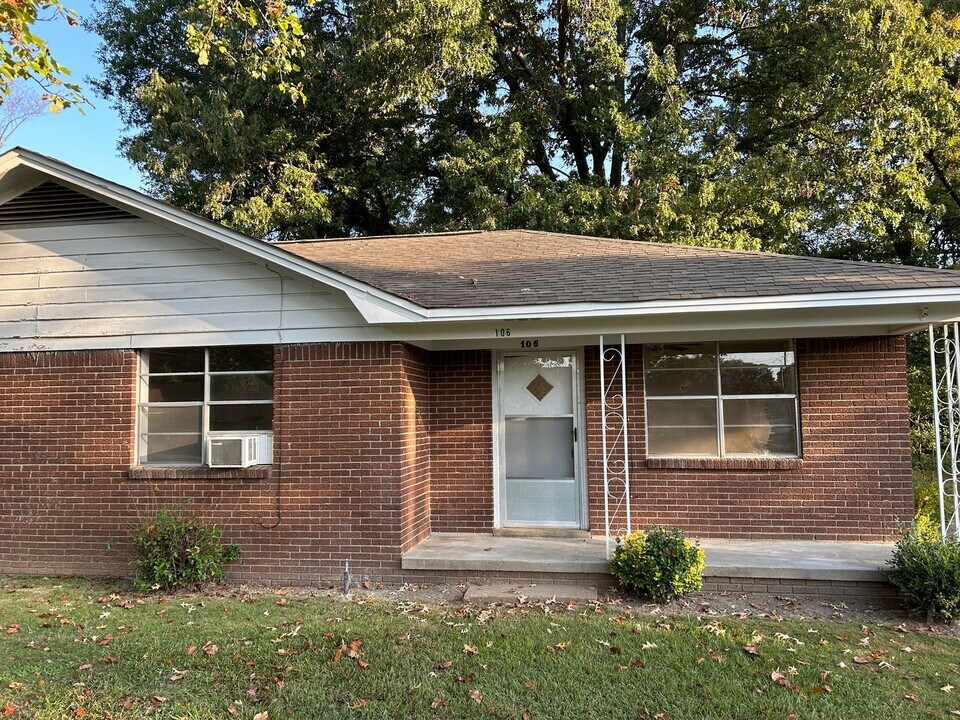 106 Rollins Dr in Batesville, MS - Building Photo