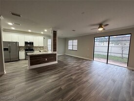 7614 Bristol Cir in Naples, FL - Building Photo