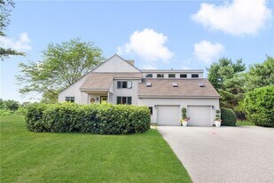 581 Middle Rd in Portsmouth, RI - Building Photo