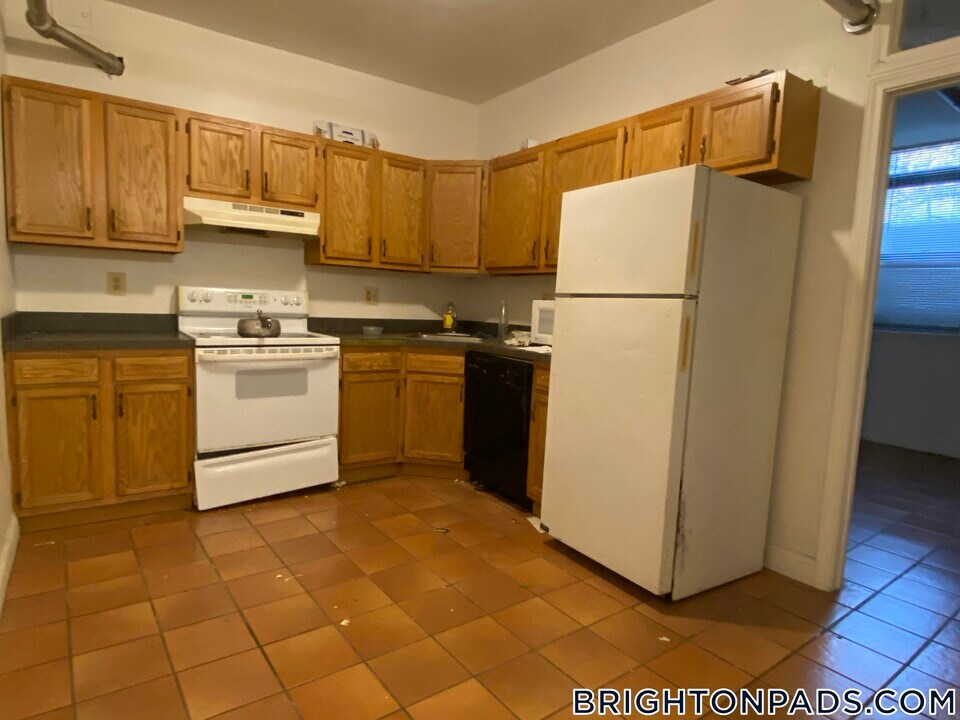 27 Egremont Rd in Boston, MA - Building Photo