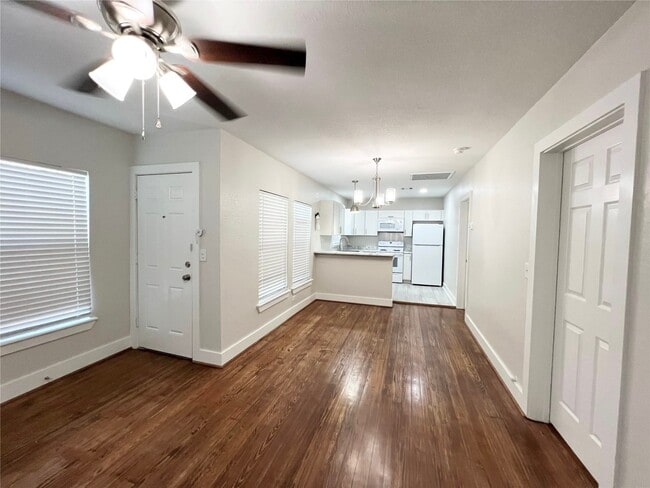 624 E Magnolia St in Angleton, TX - Building Photo - Building Photo