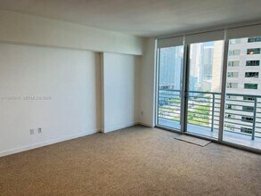 335 S Biscayne Blvd, Unit 2406 in Miami, FL - Foto de edificio - Building Photo