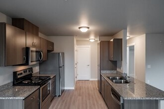 Evergreen Valley Apartments in McMinnville, OR - Building Photo - Interior Photo