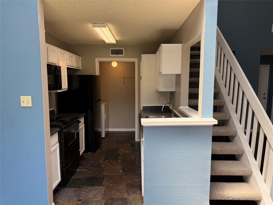8579 Sands Point Dr in Houston, TX - Building Photo