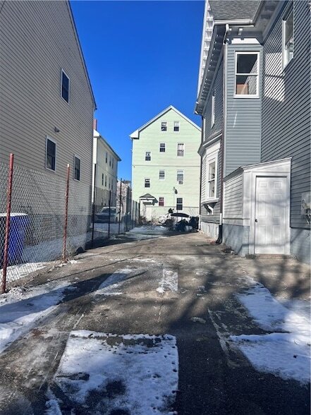 181 Reynolds Ave in Providence, RI - Foto de edificio - Building Photo