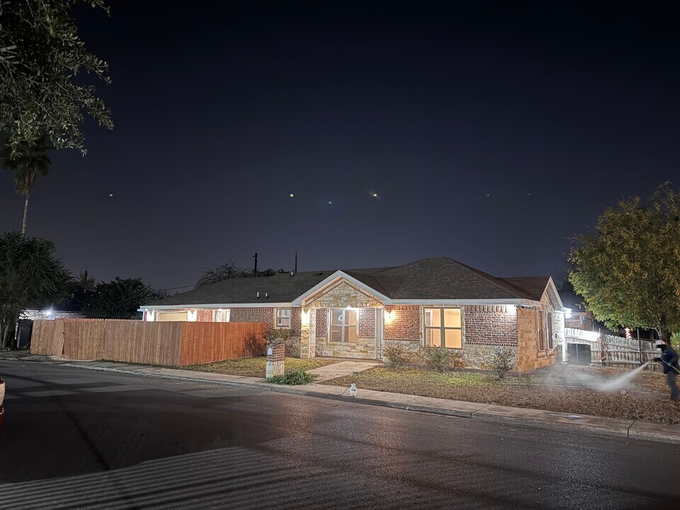 700 E Juarez Ave in Pharr, TX - Foto de edificio