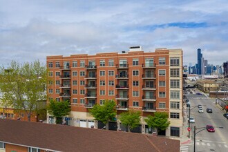 Canal Crossing in Chicago, IL - Building Photo - Building Photo