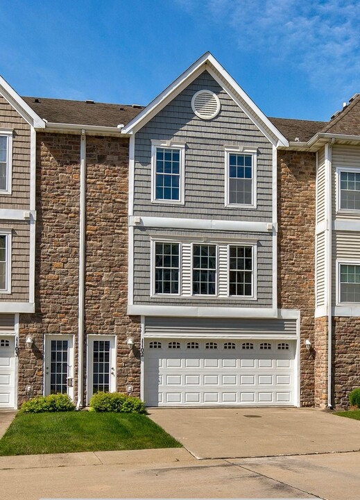 8302 Westown Pkwy in West Des Moines, IA - Building Photo