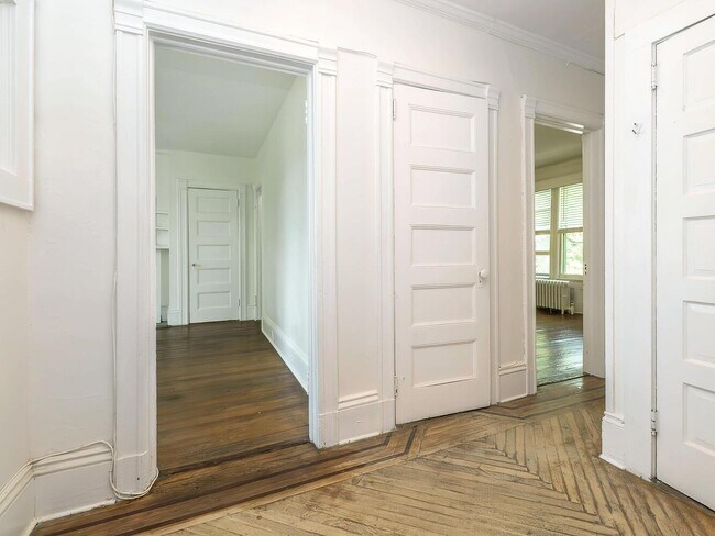 42 Central Ave in Sea Cliff, NY - Building Photo - Building Photo