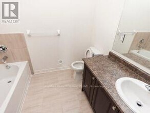 106 Aspen Hills Rd in Brampton, ON - Building Photo - Building Photo
