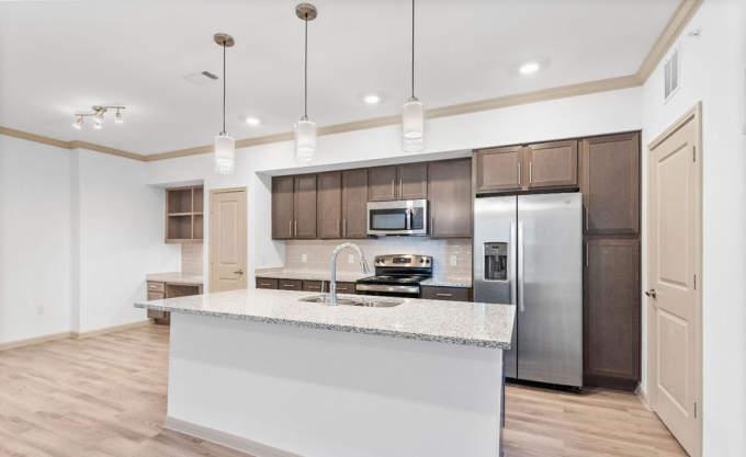 7925 W Little York Rd in Houston, TX - Building Photo