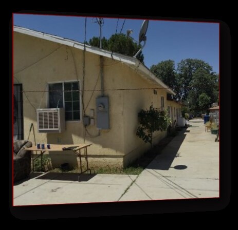 11017 Santa Ana St in Lamont, CA - Foto de edificio