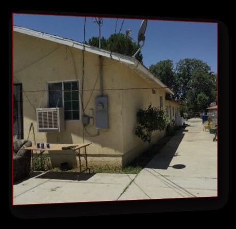 11017 Santa Ana St in Lamont, CA - Building Photo