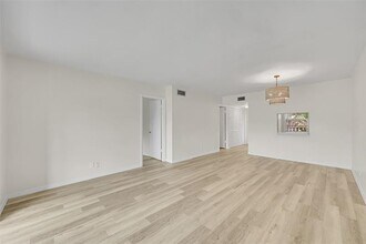 23 Abbey Ln in Delray Beach, FL - Building Photo - Building Photo