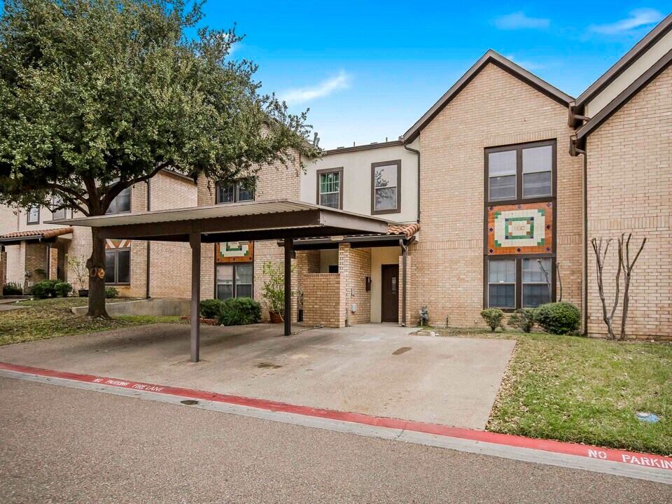 2445 Monarch Dr in Laredo, TX - Building Photo