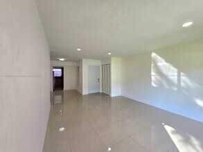 7520 SW 82nd St in Miami, FL - Building Photo - Building Photo