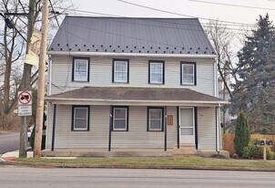 104 W King St in Abbottstown, PA - Building Photo