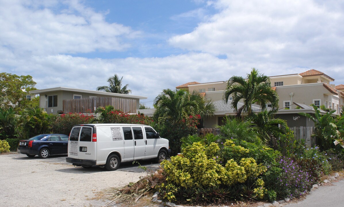 Corner Apartments in Fort Lauderdale, FL - Building Photo