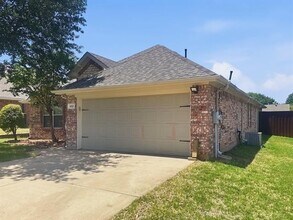 402 Calvary Dr in Euless, TX - Building Photo - Building Photo