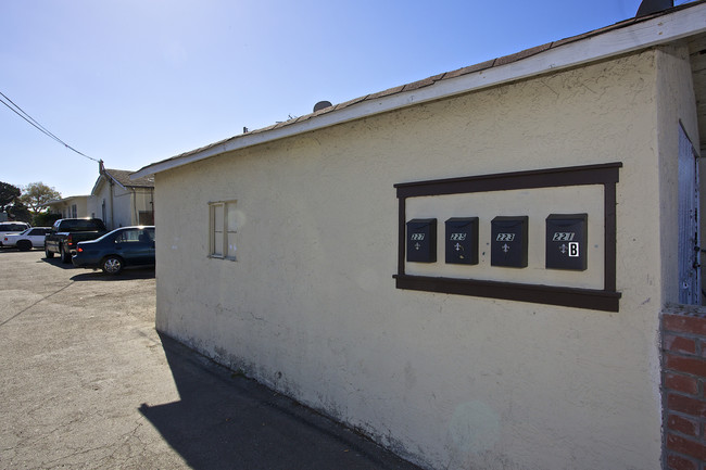 223 Smalley Ave in Hayward, CA - Foto de edificio - Building Photo