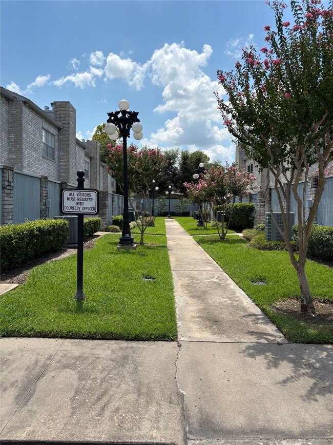 622 Wilcrest Dr in Houston, TX - Building Photo - Building Photo