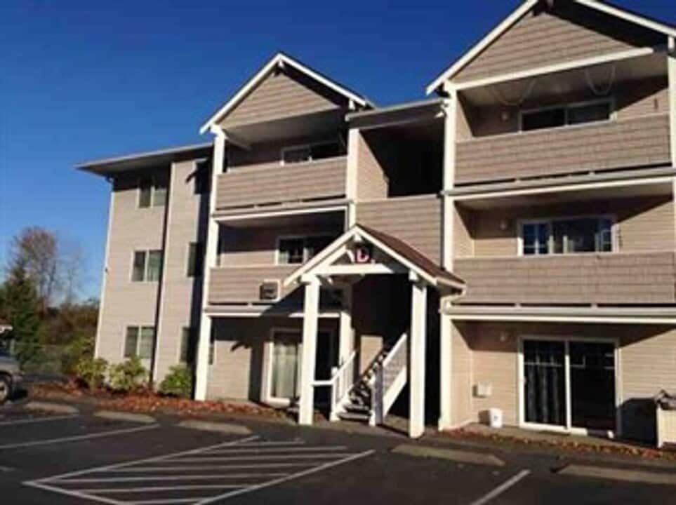 1001 W Casino Rd in Everett, WA - Building Photo