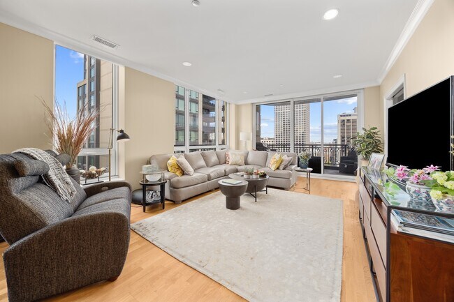 10 E Delaware Pl in Chicago, IL - Building Photo - Building Photo