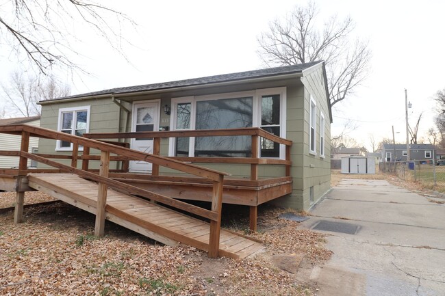 property at 615 W Elm St