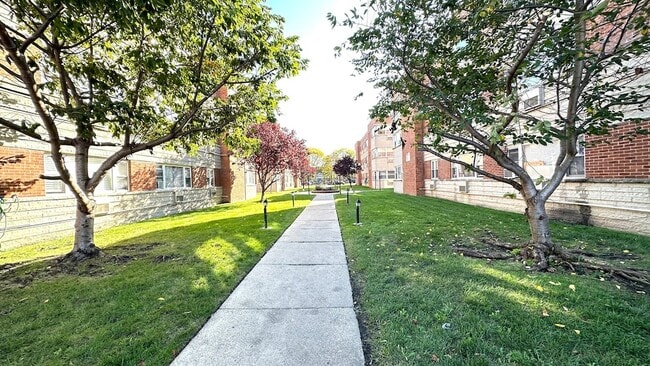 2409 W Balmoral Ave in Chicago, IL - Foto de edificio - Building Photo