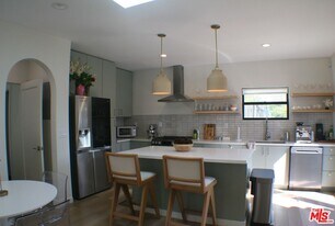 8587 Rugby Dr in West Hollywood, CA - Building Photo