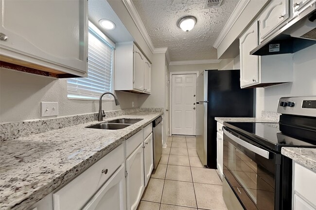 5351 King Richard Dr