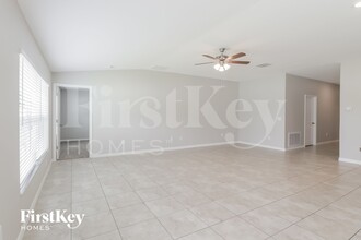 10621 Standing Stone Dr in Wimauma, FL - Building Photo - Building Photo