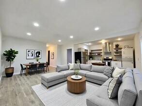 1217 N Virgil Ave in Los Angeles, CA - Foto de edificio - Building Photo