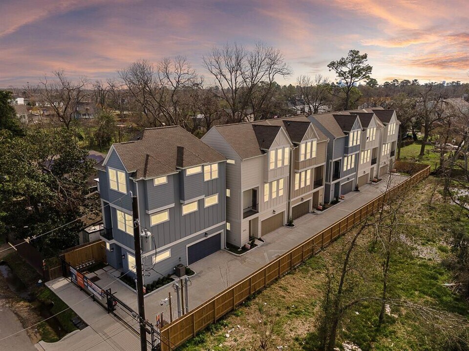 835 Elkhart St in Houston, TX - Building Photo