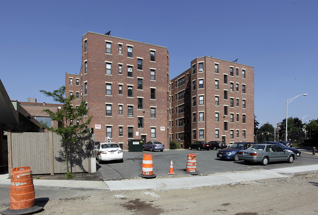 17-19 Washington Street in Malden, MA - Foto de edificio - Building Photo