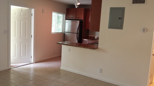 2655 NE 8th Ave, Unit 105 in Wilton Manors, FL - Building Photo - Building Photo