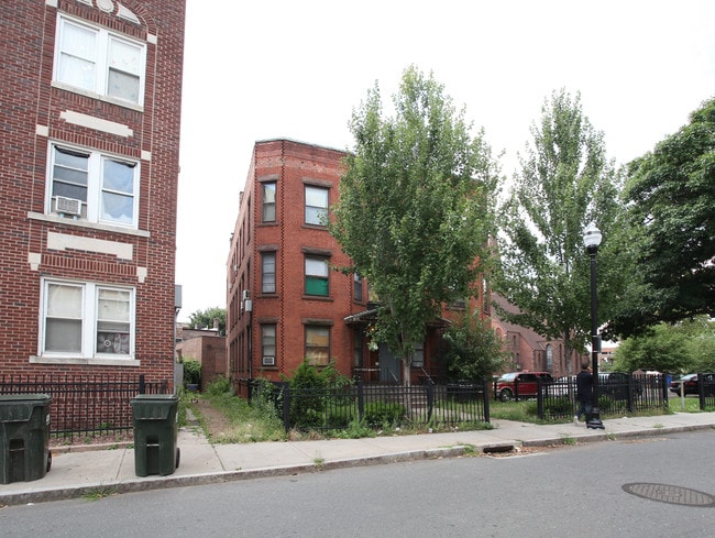 23 Glen St in New Britain, CT - Foto de edificio - Building Photo
