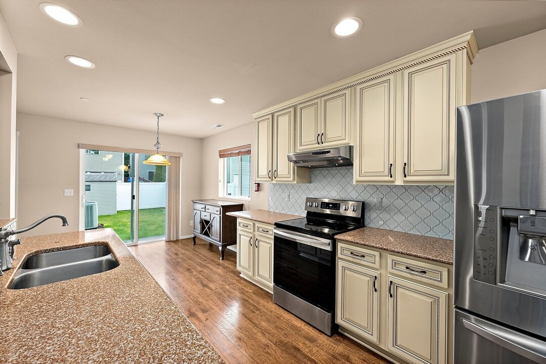 1361 Burnside Pl in Dupont, WA - Building Photo
