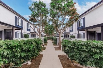 Sandpointe Cove Apartment Homes in Newport Beach, CA - Foto de edificio - Building Photo