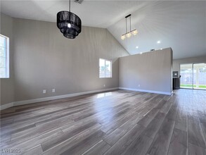 8745 Point Kathy Cir in Las Vegas, NV - Foto de edificio - Building Photo