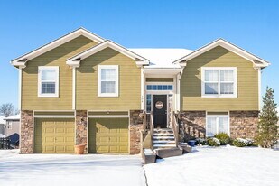 708 Fall Creek Dr in Belton, MO - Building Photo