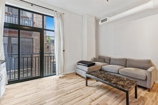 400 W Ontario St, Unit 608 in Chicago, IL - Building Photo