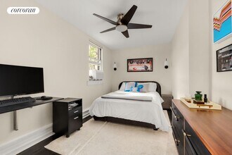242 W 72nd St in New York, NY - Building Photo - Building Photo