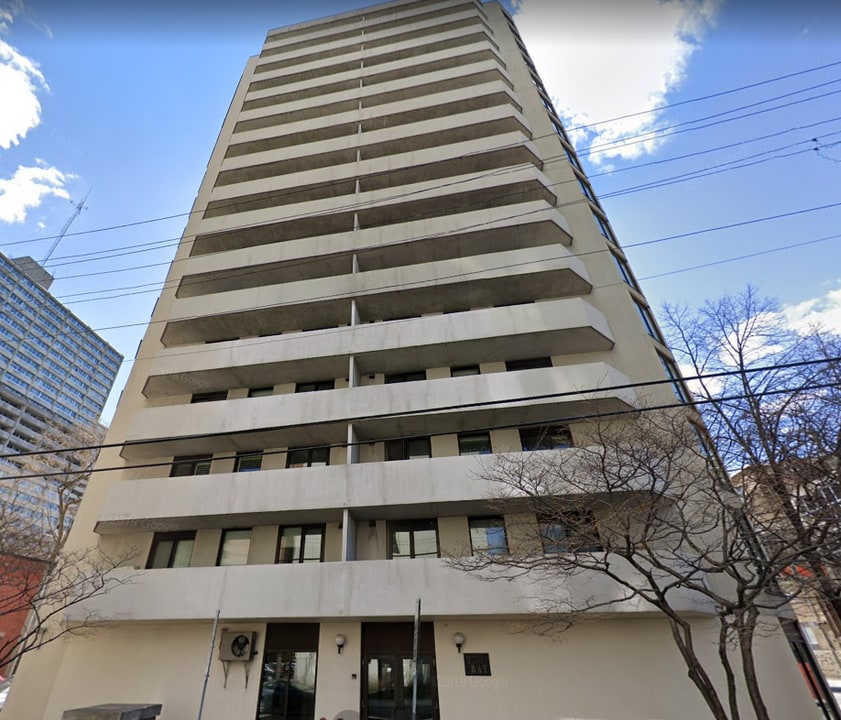 200 Bay St in Ottawa, ON - Building Photo