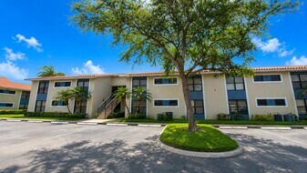 1463 Lake Crystal Dr in West Palm Beach, FL - Building Photo