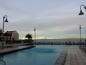 1155 Brickell Bay Dr in Miami, FL - Building Photo - Building Photo
