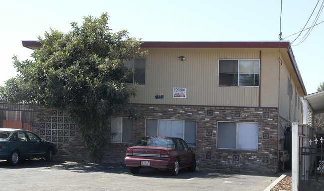 7123 Holly St in Oakland, CA - Foto de edificio - Building Photo